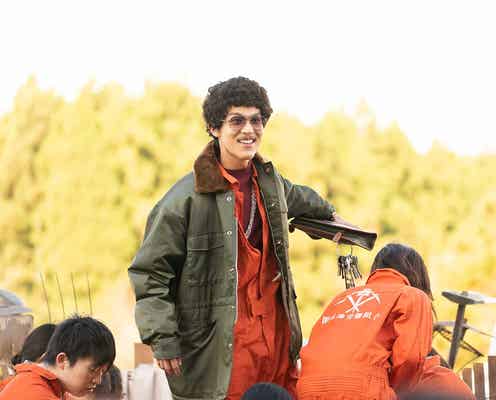 中川大志、髭面アフロ姿に「映画 賭ケグルイ」衝撃ビジュアルの新キャラで登場