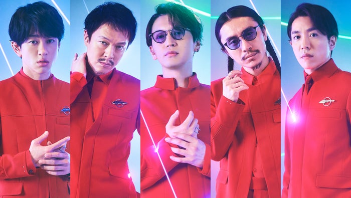 SUPER EIGHT、“SUPER HERO”姿の新ビジュアル解禁 真っ赤なユニフォーム×ピンバッジで進化
