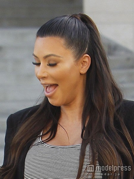 キム・カーダシアン、公衆の面前でミニワンピが