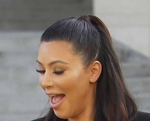 キム・カーダシアン、公衆の面前でミニワンピが