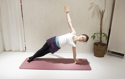 左手が下になるようにサイドポジションをとりましょう