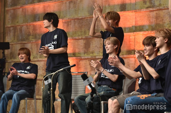 盛り上がる応援席メンバー(C)モデルプレス