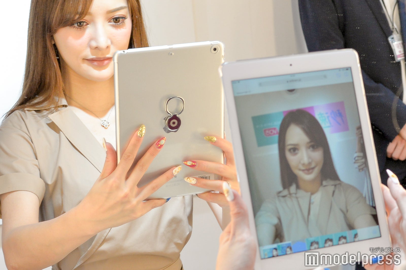 いつも通り自撮りするだけで…（C）モデルプレス