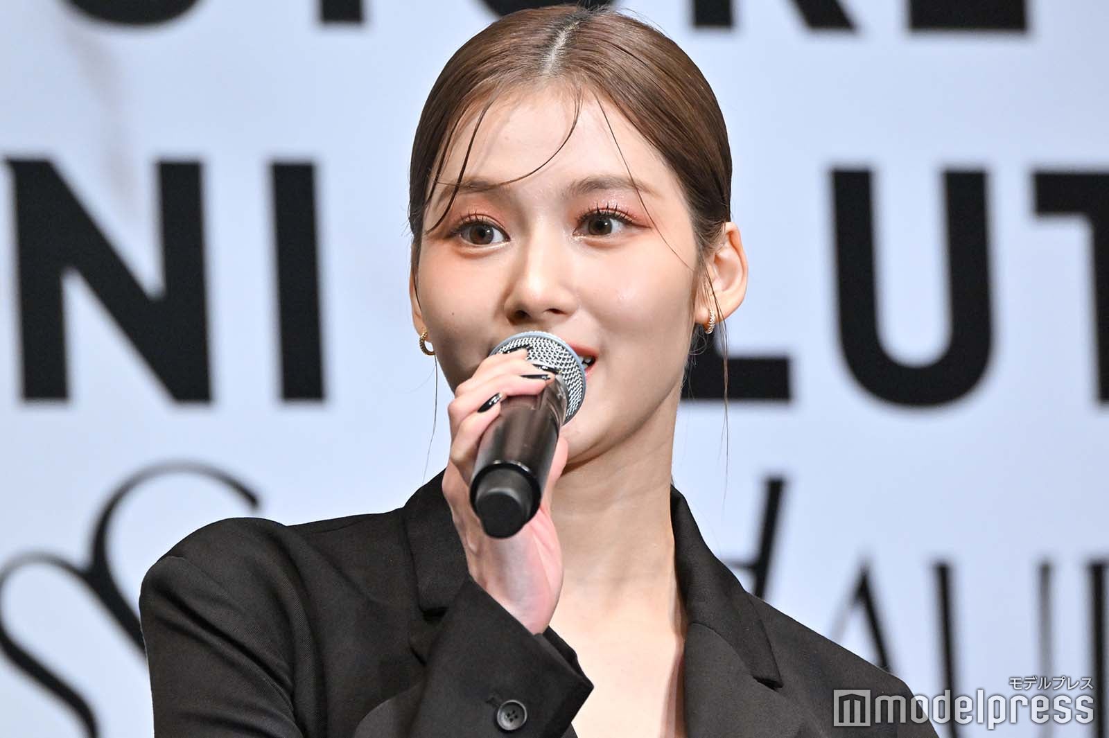 TWICEサナ、レースコルセットを大胆衣装に “あざとさの進化系