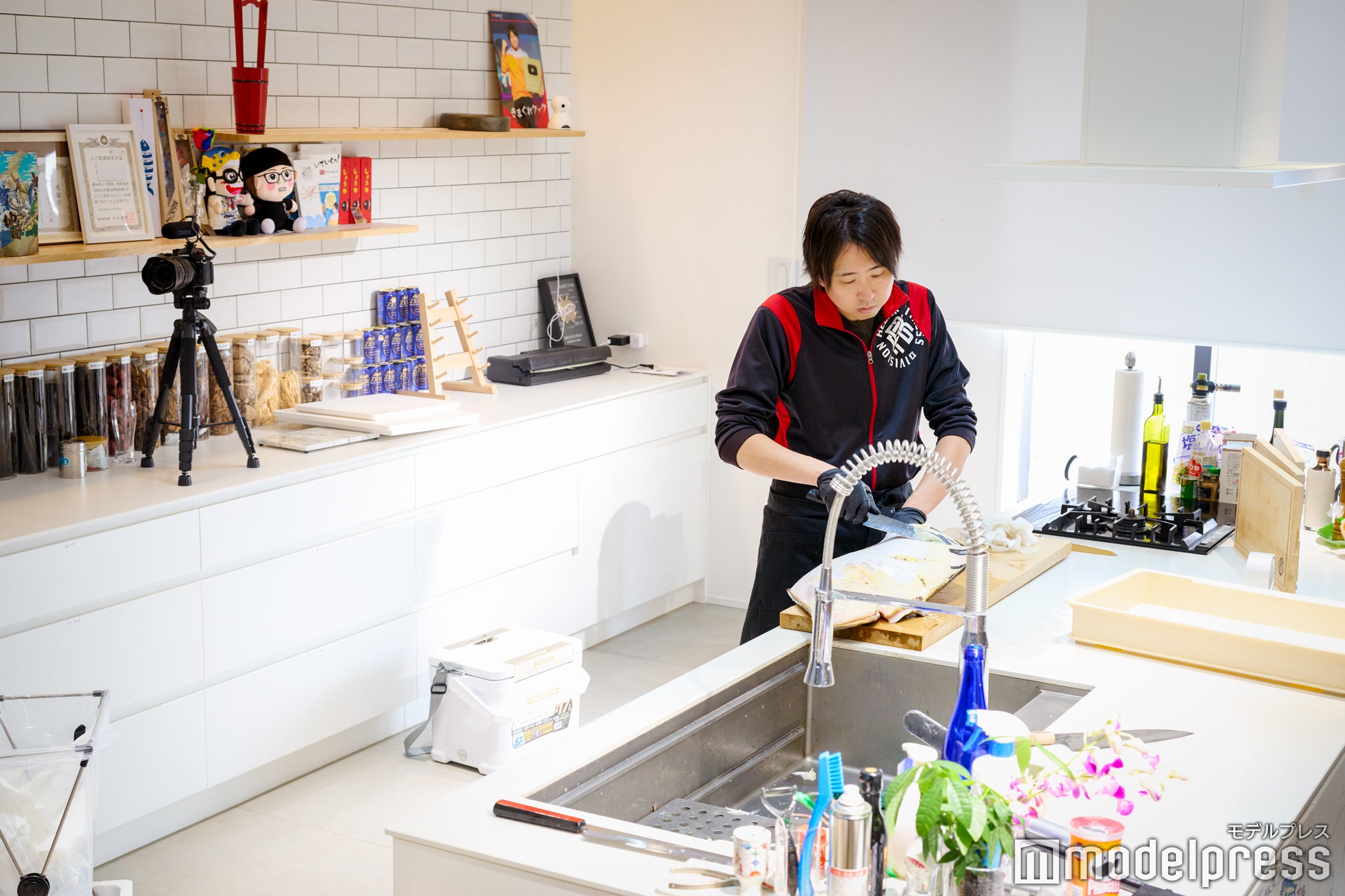 広々とした見覚えのあるキッチン（C）モデルプレス