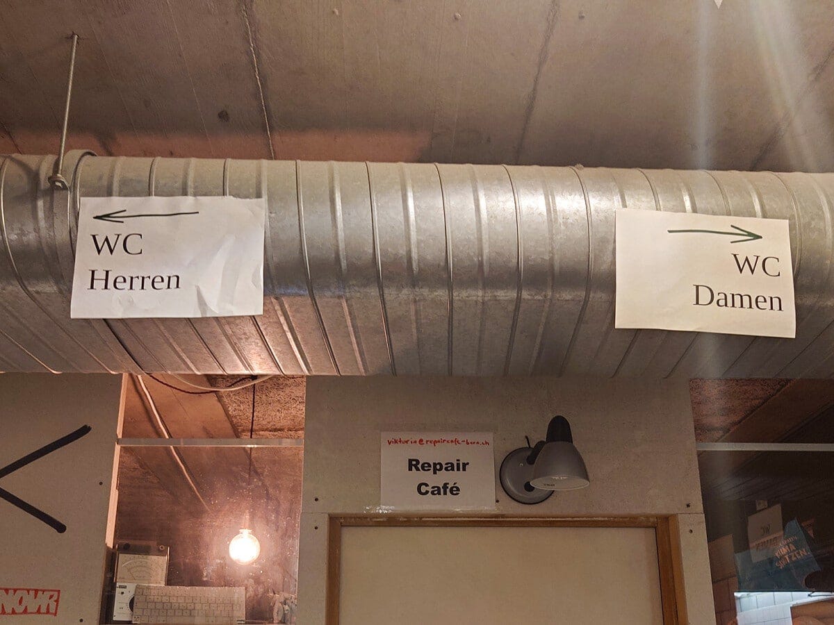 左は「男性用トイレ」、右は「女性用トイレ」