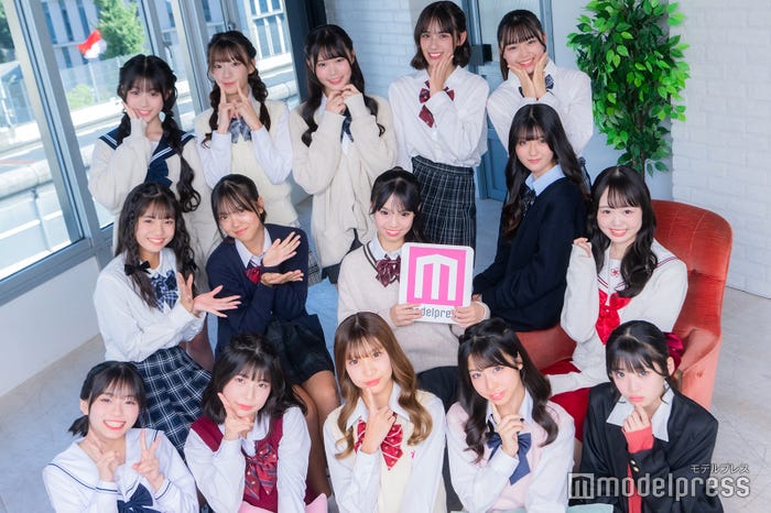 「JCミスコン2024」ファイナリスト/(前列左から)もっちーさん、あっかーさん、ゆめめさん、ゆん丸さん、ゆなさん(中央左から)めいさん、さくちさん、SOLAさん、せりなさん、はるかさん(後列左から)いっちゃんさん、めいささん、紅華さん、はんなさん、Ayaさん(C)モデルプレス
