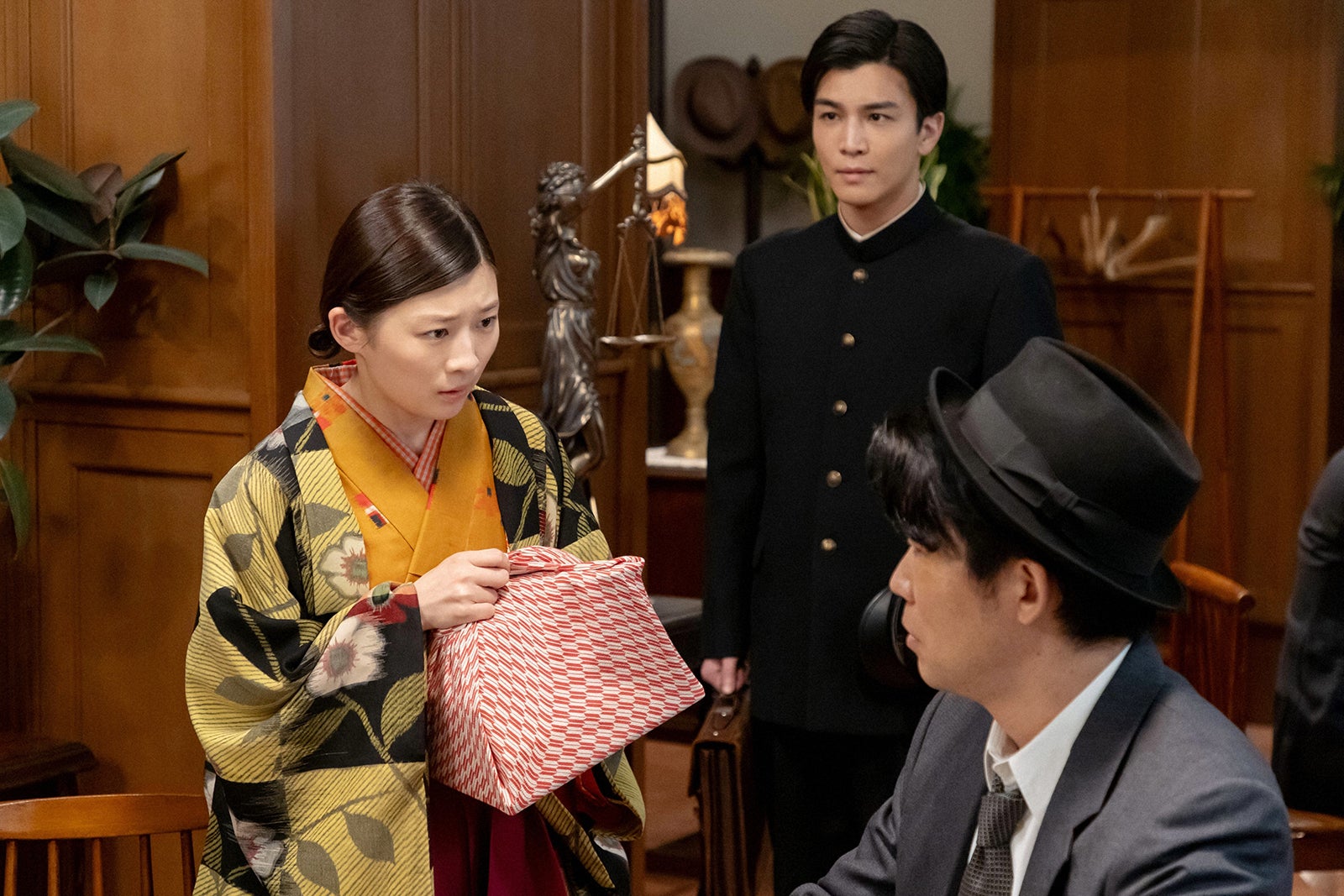 岩田剛典、伊藤沙莉、高橋努「虎に翼」第23話（C）NHK