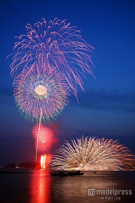海上から花火を投げ入れ水面で花開く水中花火／画像提供：鎌倉市観光協会