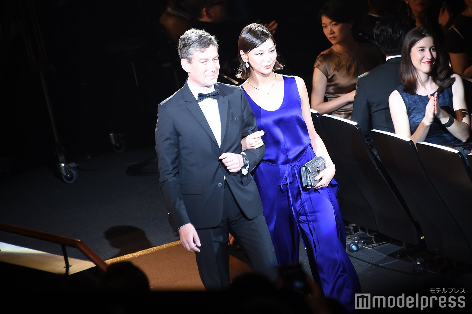 （右）西内まりや（C）モデルプレス