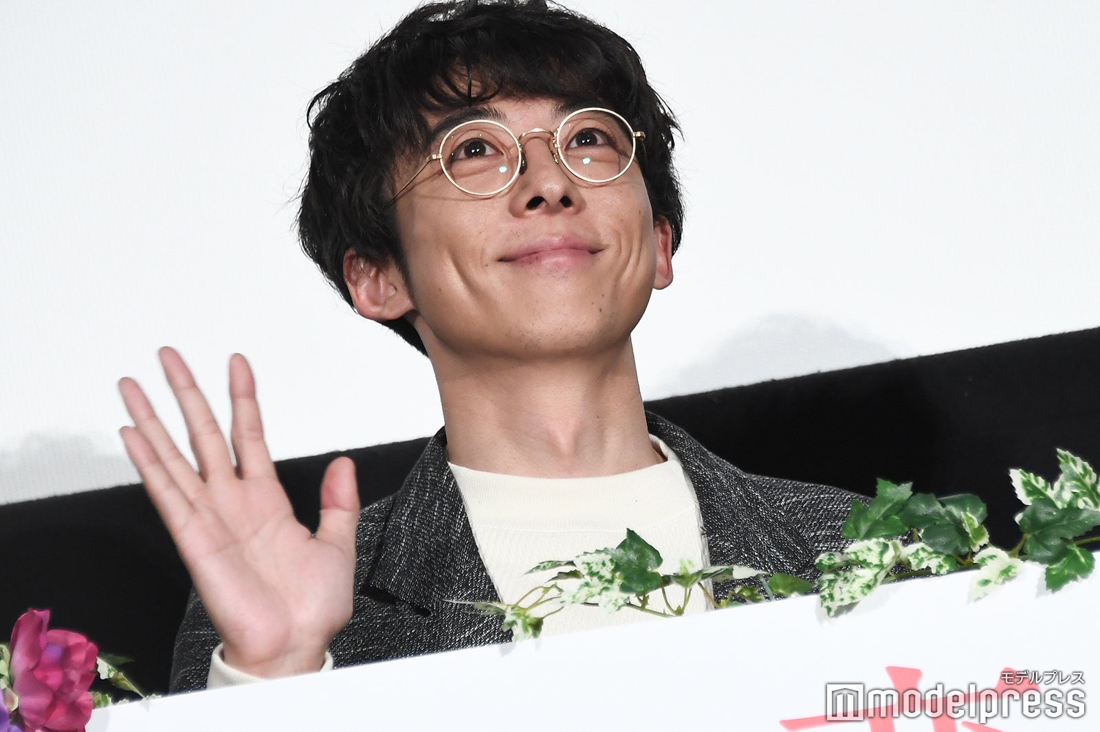 手を振る高橋一生 （C）モデルプレス