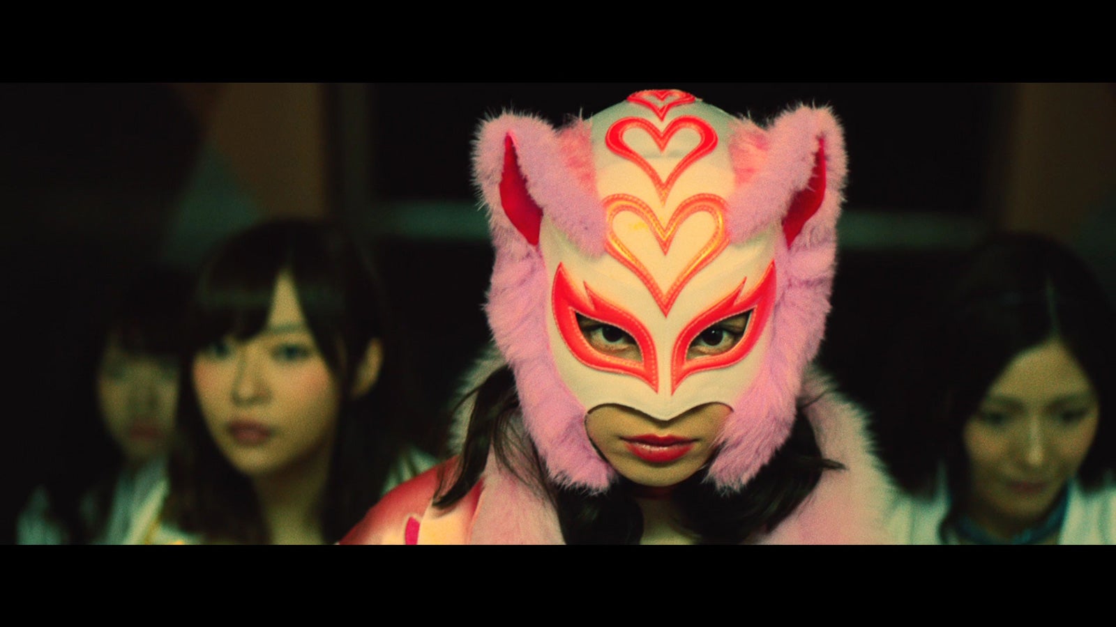 小嶋陽菜／AKB48「シュートサイン」MVより（C）AKS