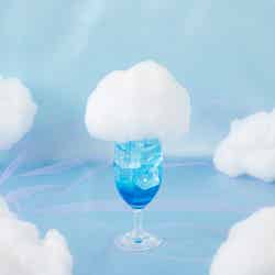 もこもこ雲ソーダ税込1,090円(C)BIGHIT MUSIC & HYBE. All Rights Reserved.