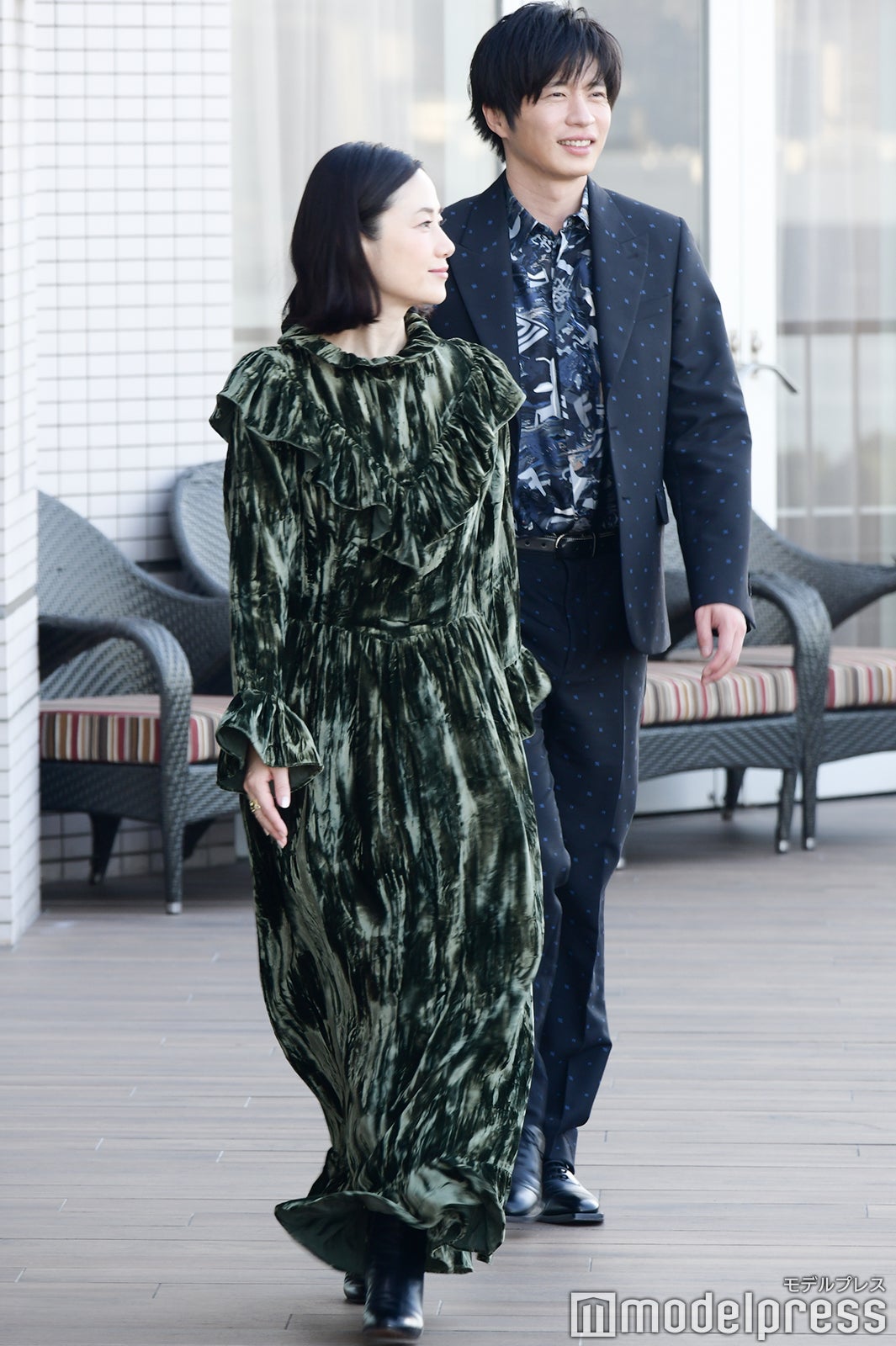 海の風を感じながら歩く田中圭、原田知世 （C）モデルプレス