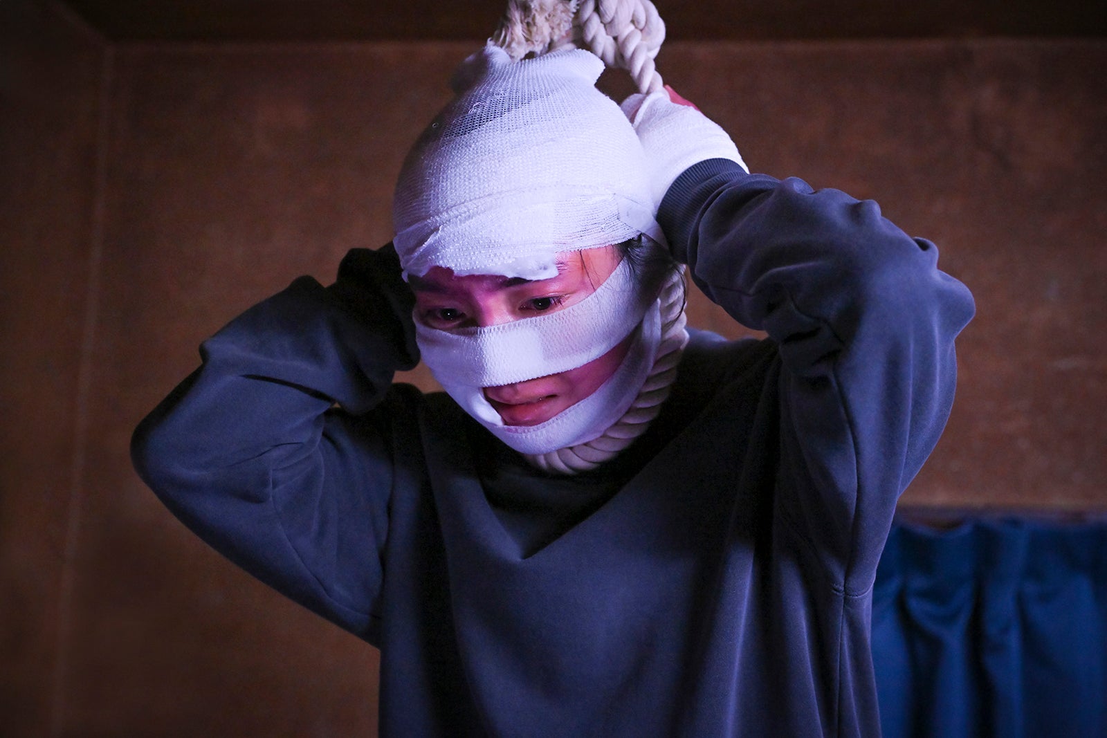 亘理舞「地獄の果てまで連れていく」第4話（C）「地獄の果てまで連れていく」製作委員会