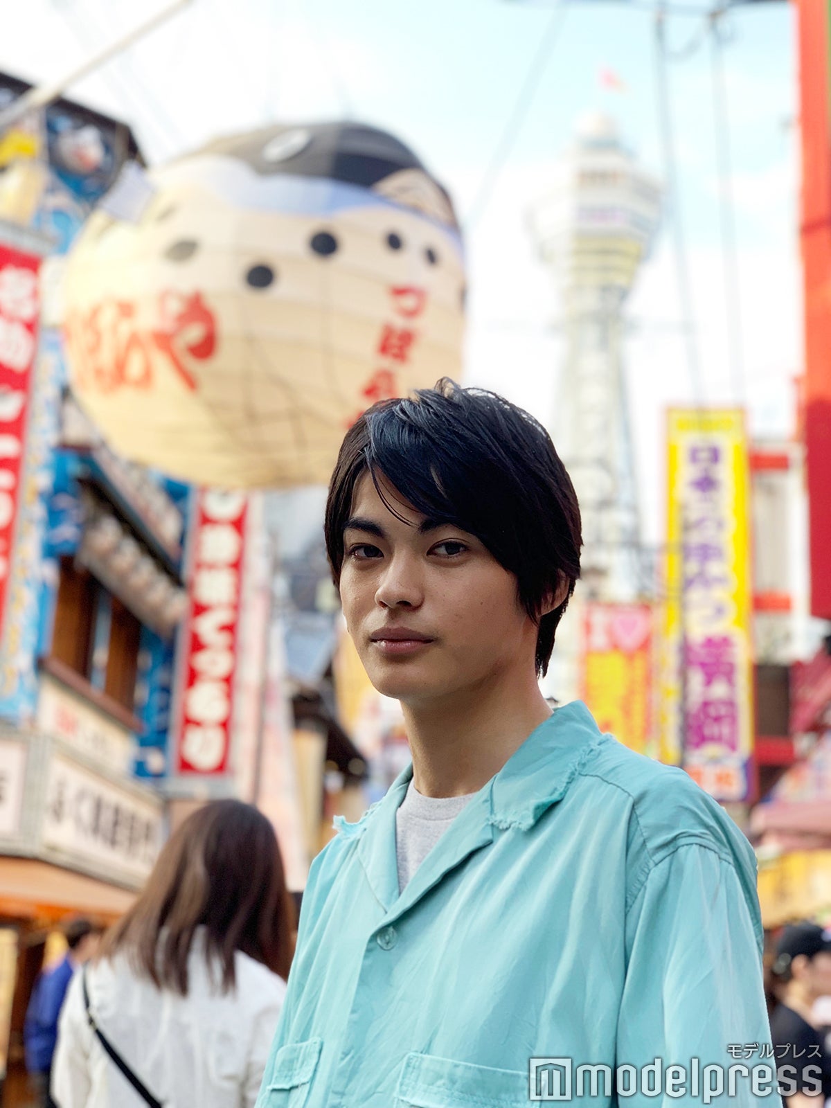 神尾楓珠、通天閣をバックに （C）モデルプレス