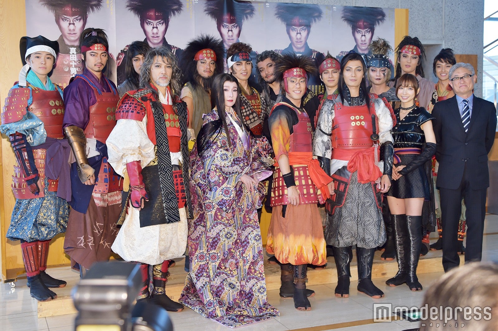 （後列左から）望月歩、青木健、丸山敦史、駿河太郎、高橋光臣、山口馬木也、村井良大、石垣佑磨、荒井敦史、栗山航（前列左から）加藤雅也、浅野ゆう子、中村勘九郎、加藤和樹、篠田麻里子、堤幸彦氏／舞台『真田十勇士』出演者（C）モデルプレス