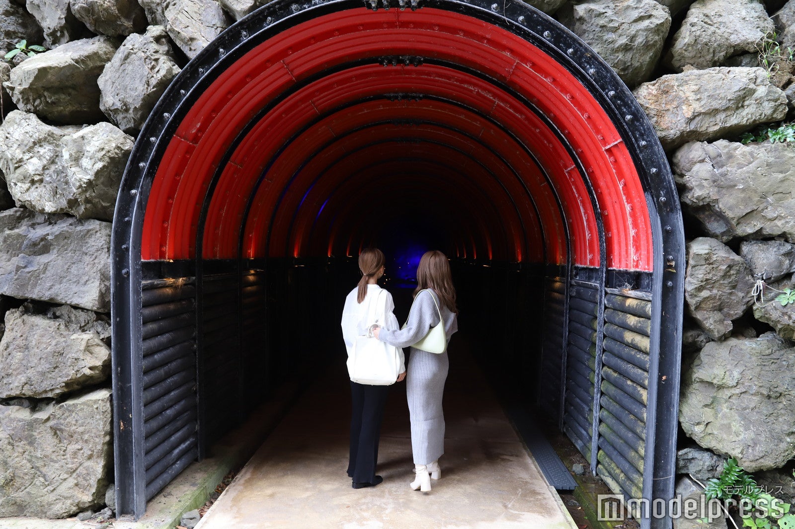 赤いトンネルをくぐり抜けて洞窟へ（C）モデルプレス