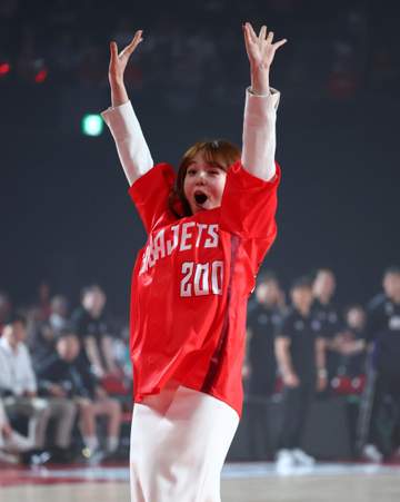 篠崎愛「サテライトオフィス！」ポーズに会場熱狂 Bリーグで始球式に登場