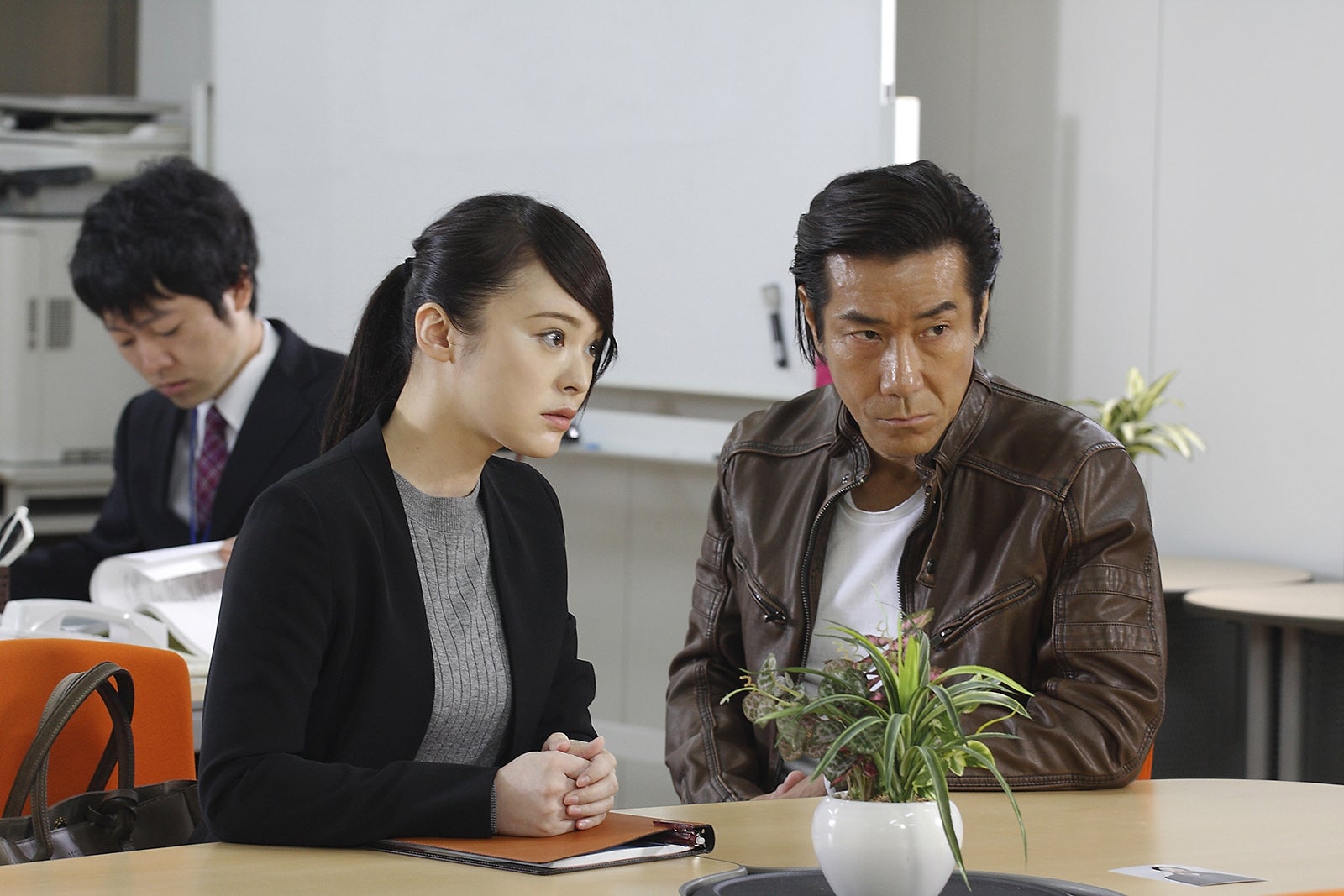 貫地谷しほり、岸谷五朗（C）テレビ朝日