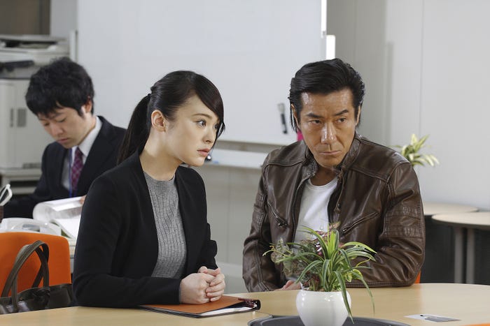 貫地谷しほり、岸谷五朗(C)テレビ朝日