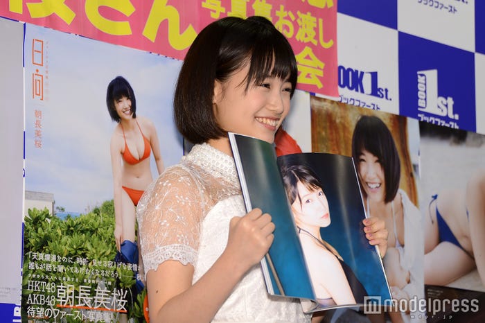 大人の表情に挑戦したカット/朝長美桜(C)モデルプレス