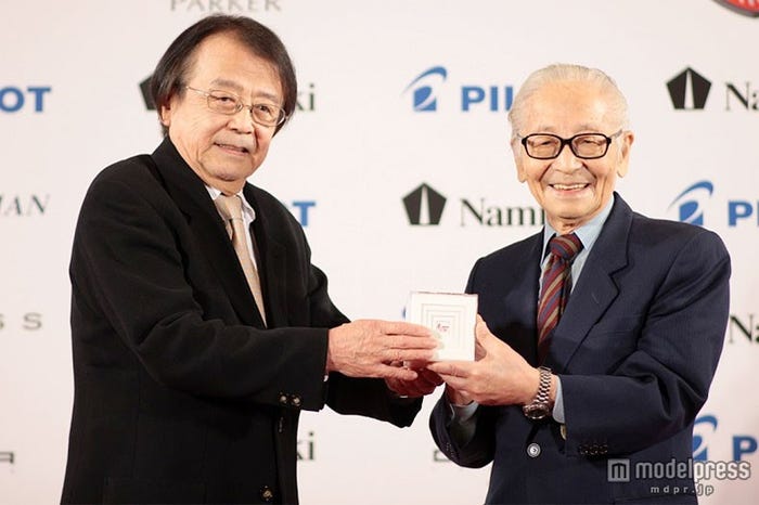 山本圭(左)から畑正憲氏(右)へトロフィー授与