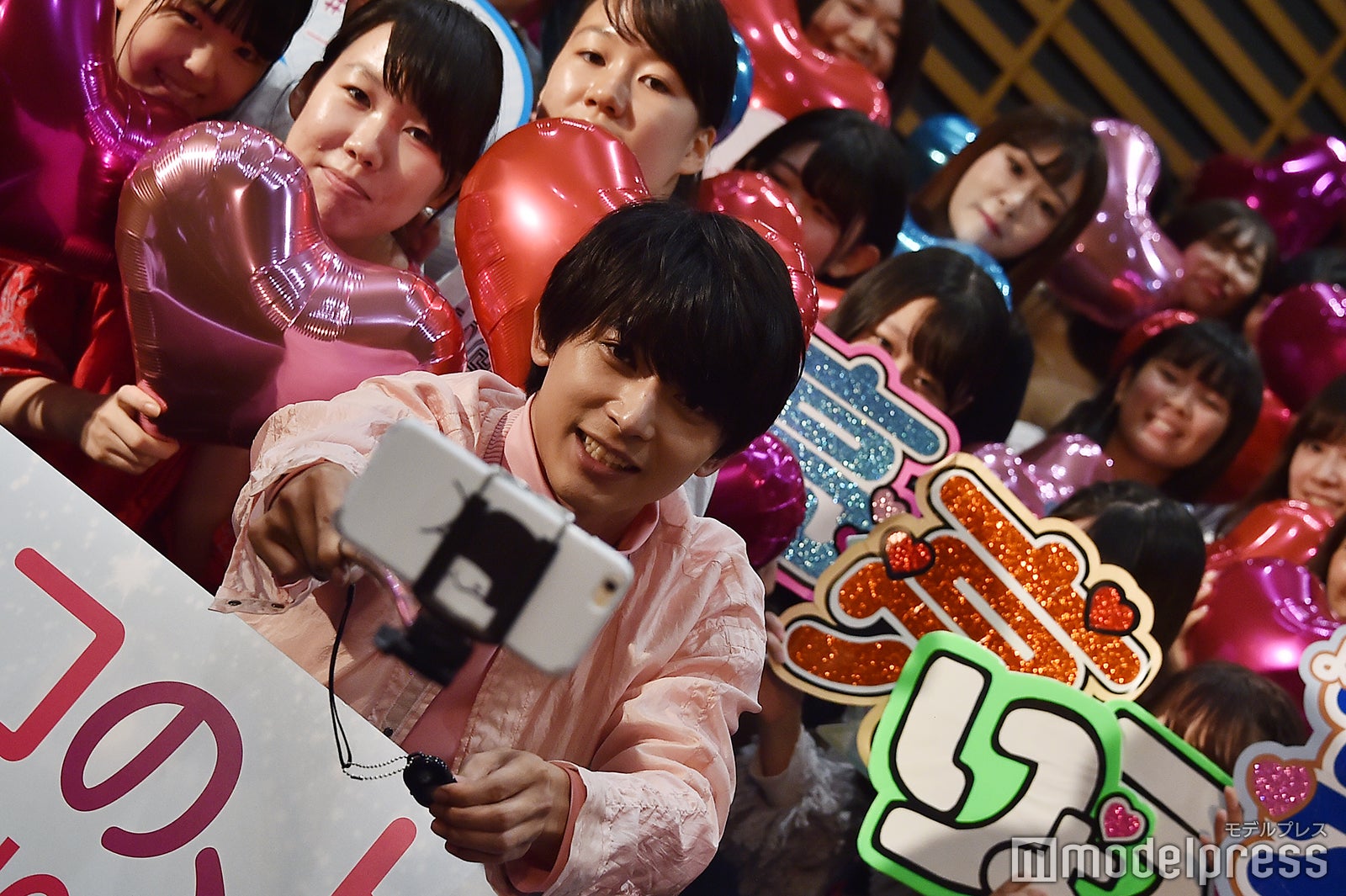 ファン約100人と自撮りをする吉沢亮 （C）モデルプレス