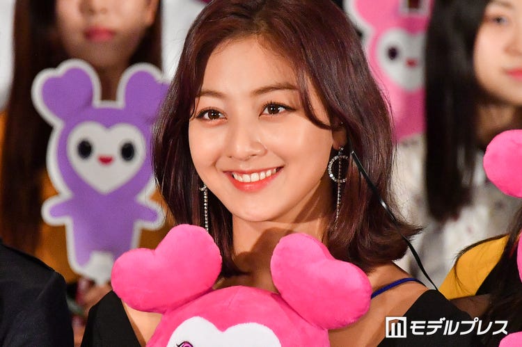 画像1 2 Twiceジヒョ ミニお団子ヘア のオフショット 真似したい 表情まで可愛い と世界中で反響 モデルプレス