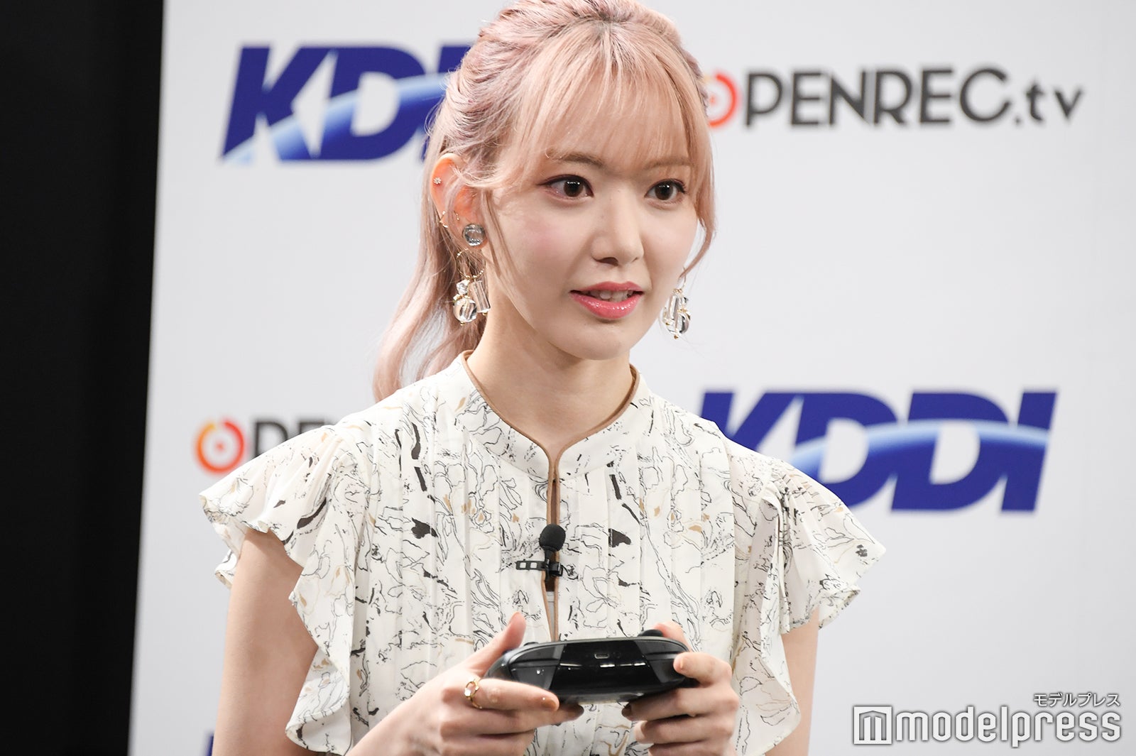 真剣な表情でゲームをする宮脇咲良 （C）モデルプレス