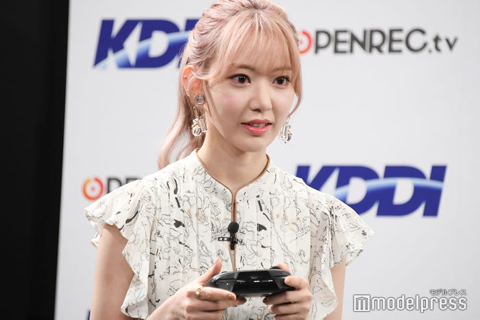 真剣な表情でゲームをする宮脇咲良 (C)モデルプレス
