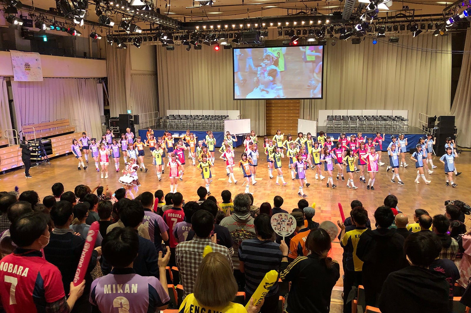 観客総立ちの盛り上がり （提供写真）