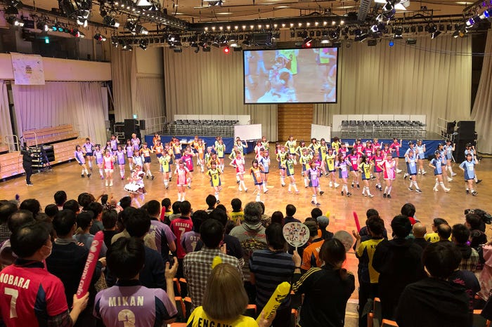 観客総立ちの盛り上がり (提供写真)