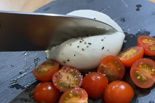 ブラータチーズを包丁で切りこんでいるところ