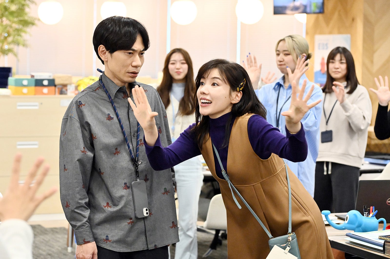 板倉俊之、仲里依紗「不適切にもほどがある！」第2話より（C）TBS