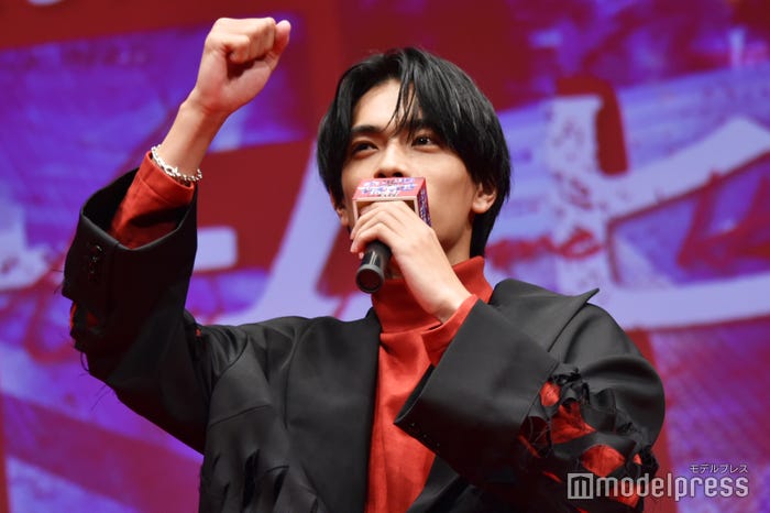 会場の盛り上がりに「フォ~~~!」とハイテンションになる高橋恭平(C)モデルプレス