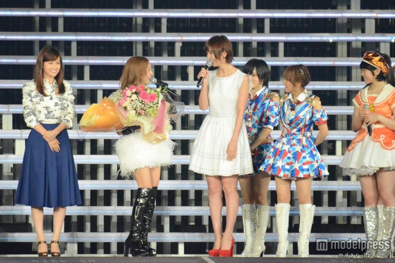 板野友美の卒業セレモニーに登場した前田敦子と篠田麻里子