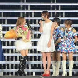 板野友美の卒業セレモニーに登場した前田敦子と篠田麻里子