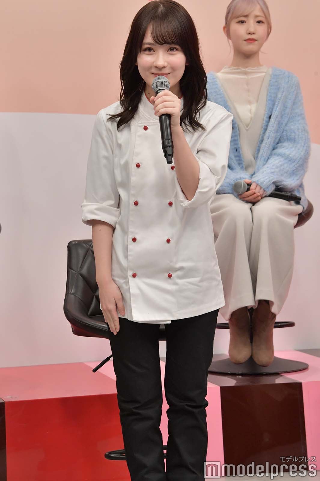 報道陣にドラマを宣伝する畑芽育（C）モデルプレス