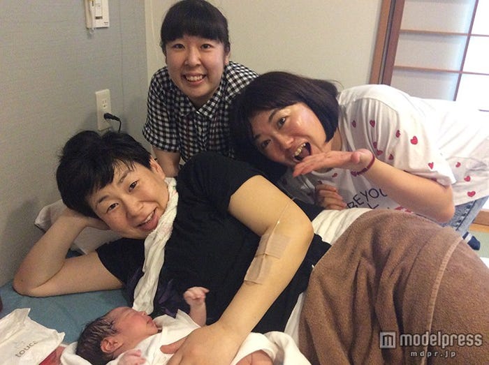 産まれたばかりの長男を抱く森三中・大島美幸(手前)と、出産に立ち会った村上知子(後方左)、黒沢かずこ(同右)=都内病院(画像:所属事務所提供)