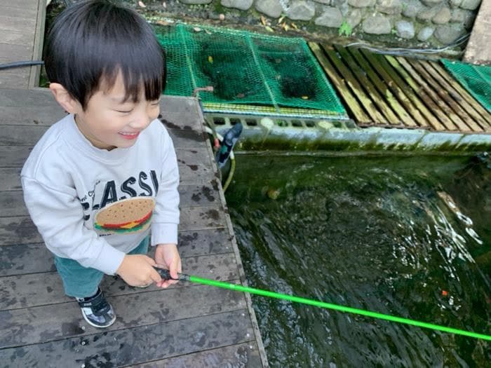 杉浦太陽 親子で釣り堀を満喫 釣りはやっぱり楽しいなぁ モデルプレス