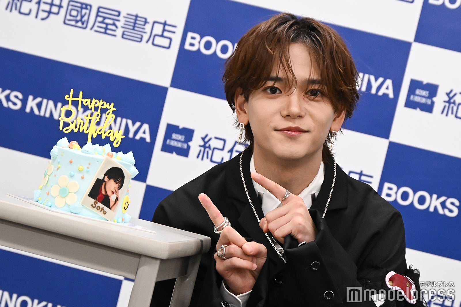 ケーキ登場後、すぐに報道陣にフォトチャンスをくれる中島颯太（C）モデルプレス