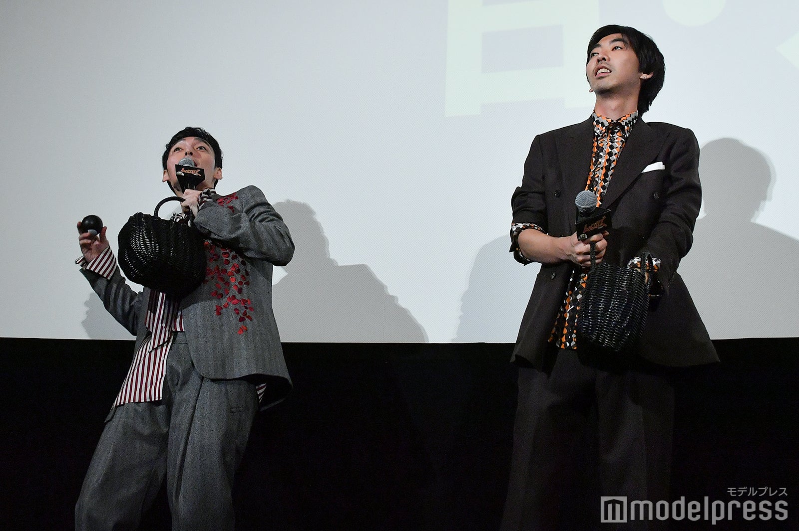 ボールを投げ入れる草なぎ剛、柄本時生 （C）モデルプレス