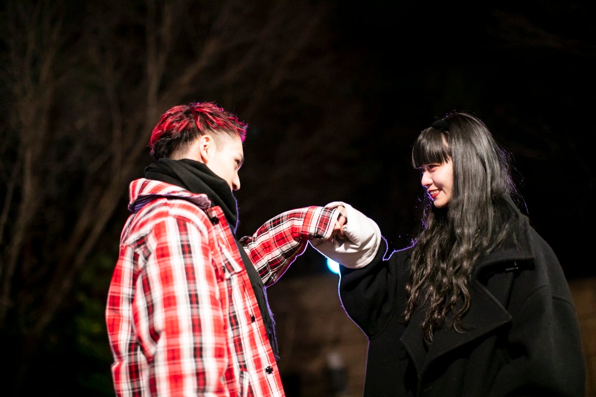 Novel Core、Hinaペアショット「月とオオカミちゃんには騙されない」（C）AbemaTV