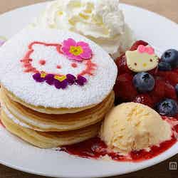 「ハワイアン ハローキティ パンケーキ “ベリー&ベリー”」(Moana Kitchen Cafe 有楽町イトシア店)【モデルプレス】