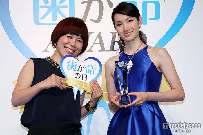 荒川静香(右)とプレゼンターの山本浩未(左)