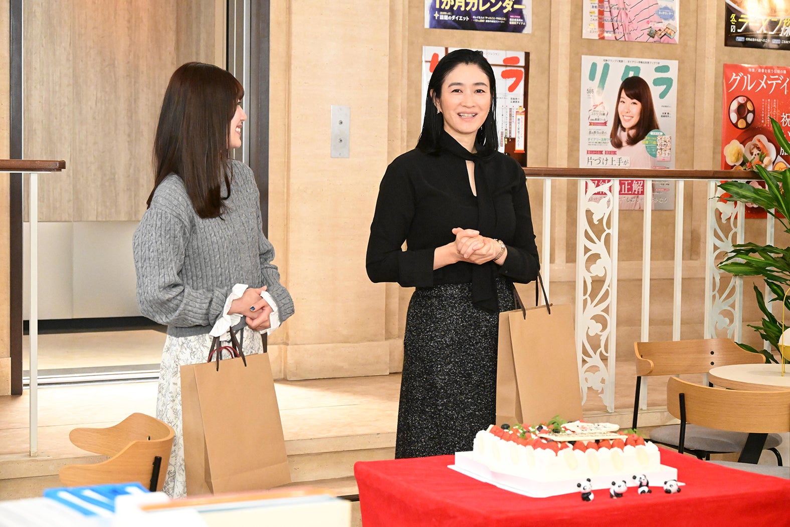 佐々木美玲、小雪（C）日本テレビ