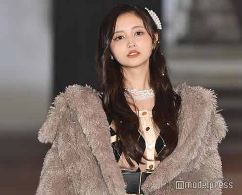 乃木坂46井上和、スリットから脚チラリ ファーコート着こなす【ガルアワ2025AW】