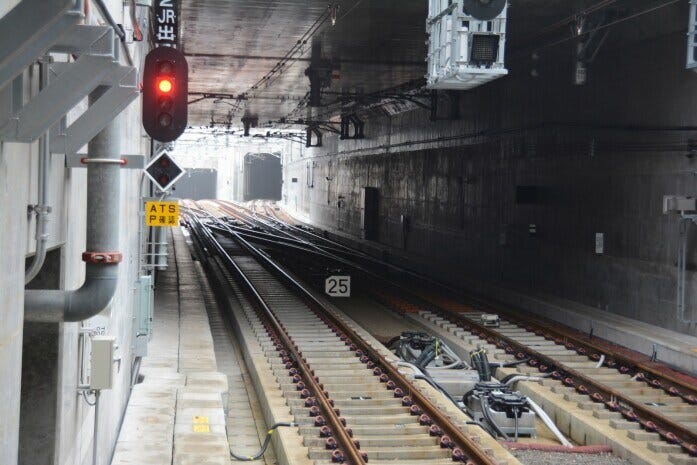 羽沢横浜国大駅の分岐の様子。右端がJR方面からの線路、直進2つが新横浜方面への上下線