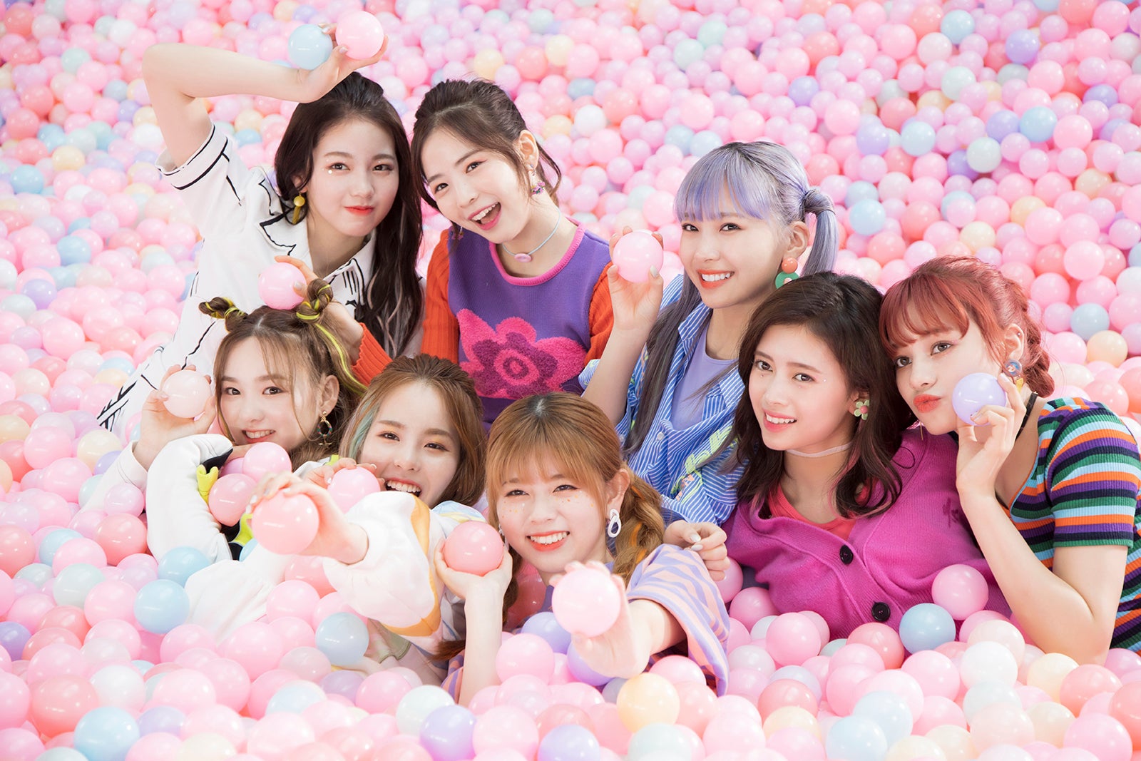 NiziU、弾ける笑顔が可愛すぎ　ボールプールで大はしゃぎ